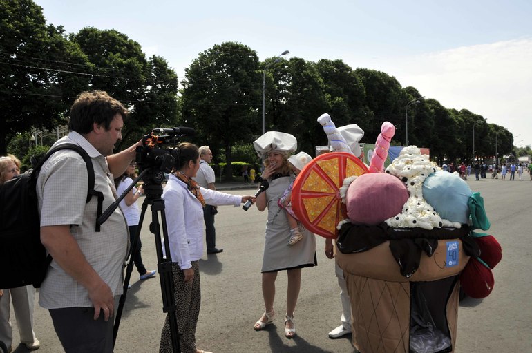 День защиты детей в Парке Горького. Парад колясок.