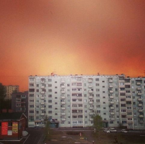 Сегодняшнее ....5 вечера, горит лес вокруг Братска. Дышать нечем.