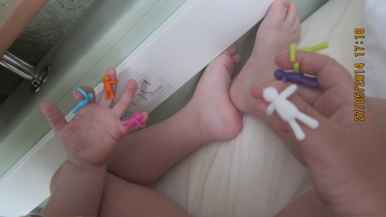 Набор из фикс прайс для игр с ребенком.