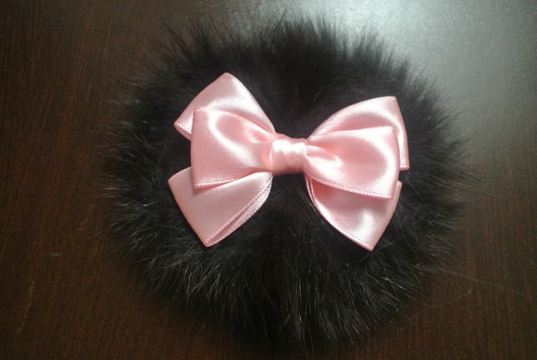 Меховые помпоны, опушки и стразики для ваших шапочек