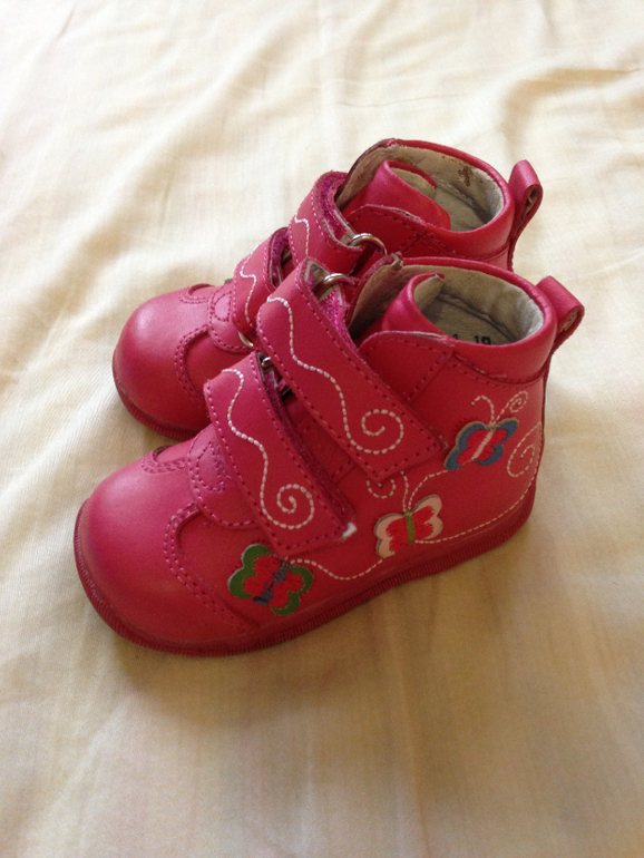 Много одежды для девочек 68-80 р-р. Вещи парные. Обувь -17-20 р-р - не парная. Рюкзаки переноски-кенгуру.