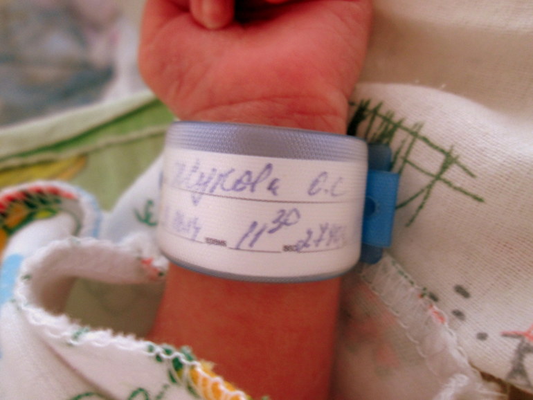 Еще один человечек осчастливил мир своим появлением на свет )))