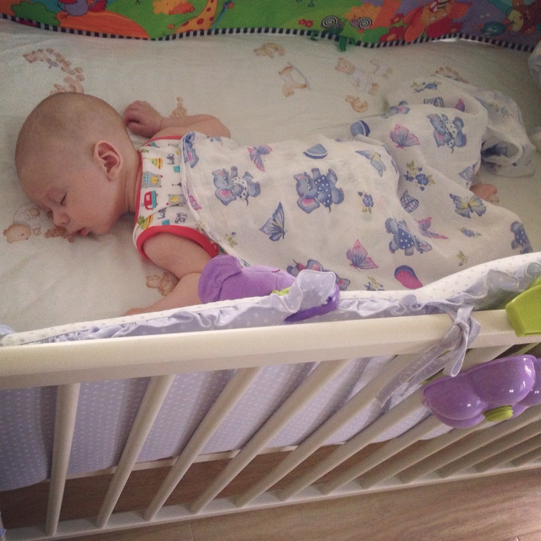 спящий ребенок. ребенку 1 месяц не засыпает. ребенку 1 месяц не засыпает. младенец 2,5 месяца спит. ребенок не спит.