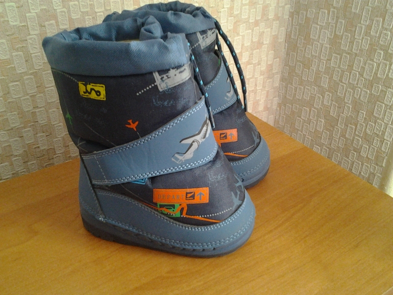 продам зимние дутики р-р 23 цена 800, надели всего 2 раза в отличном состоянии, сваливаются с ног, с размером не угадали. почта за мой счет