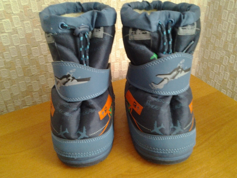 продам зимние дутики р-р 23 цена 800, надели всего 2 раза в отличном состоянии, сваливаются с ног, с размером не угадали. почта за мой счет