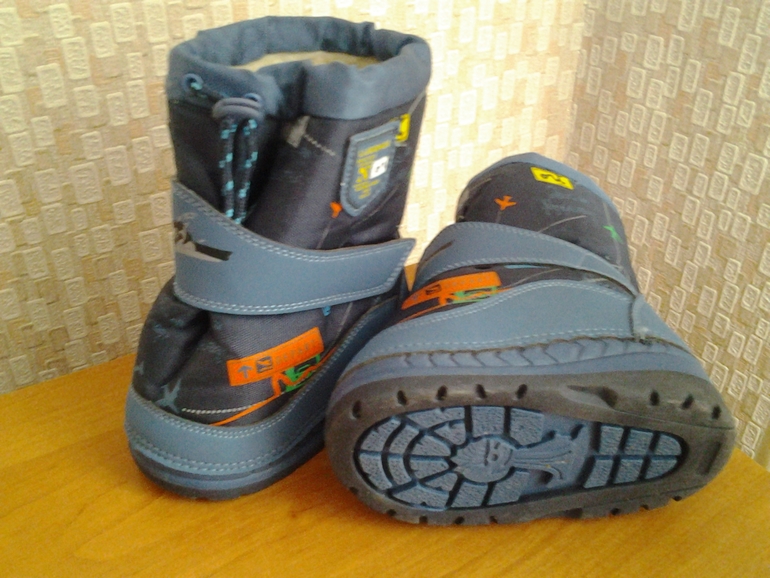 продам зимние дутики р-р 23 цена 800, надели всего 2 раза в отличном состоянии, сваливаются с ног, с размером не угадали. почта за мой счет