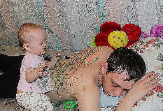 Мама оставила папу с ребенком:))))))