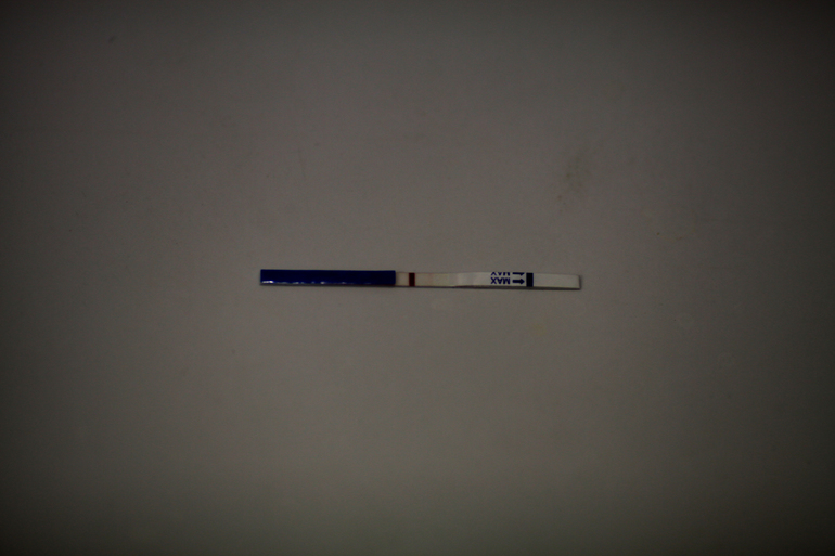 1 день задержки. Реагент это или есть беременность? Фото пришлось притемнить чтобы лучше было видно.