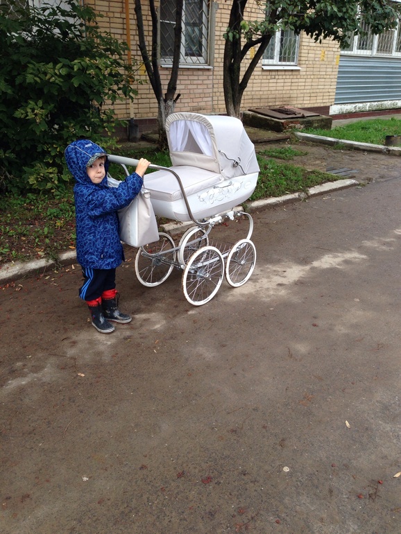 Братик гуляет с сестренкой)Мой помошник!