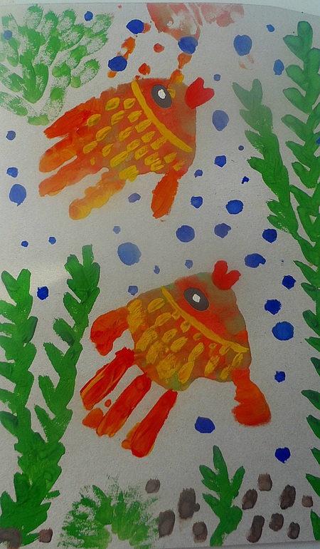 Пальчики рыбки. Рисование ладошкой рыбка. Рисование ладошками рыбки в аквариуме. Нетрадиционное рисование рыбки. Нетрадиционное рисование рыбы.