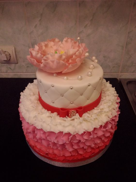 Свадебный торт с пионом