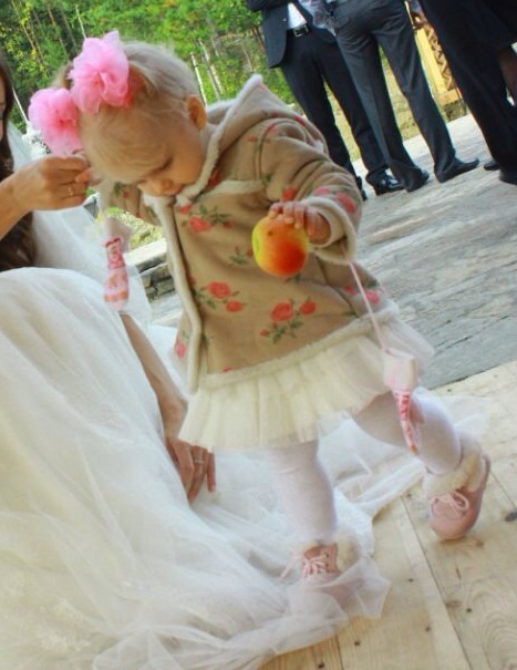 легкая искусственная дубленка, размер 12 мес., цена 1000 руб.