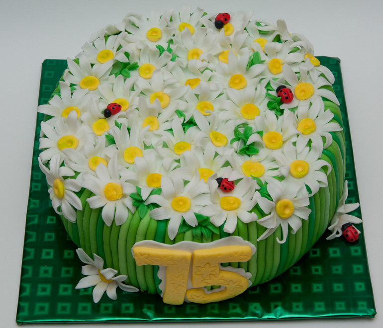 Торт с ромашками