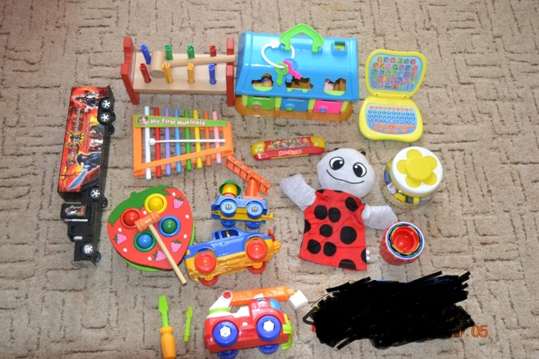 Обменяю  игрушки  и новые книги ДОБАВИЛА