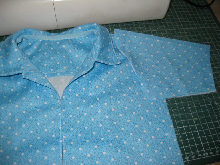 голубая в горошек