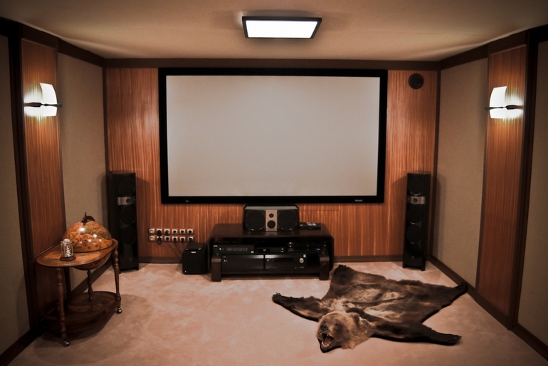 Установка настройка монтаж домашнего кинотеатра.