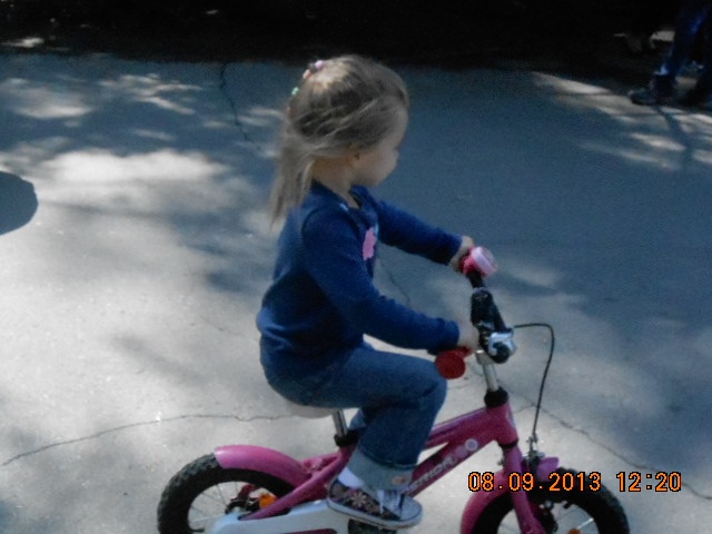 Лауриша в 3 года и 3 мес поехала на двухколесном велосипеде