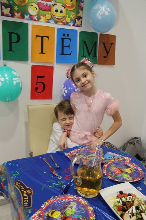 Артему 5 лет,наш день рождения