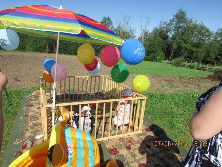 Нам год и месяц!