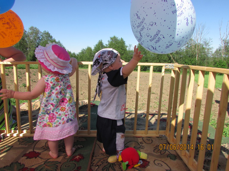 Нам год и месяц!