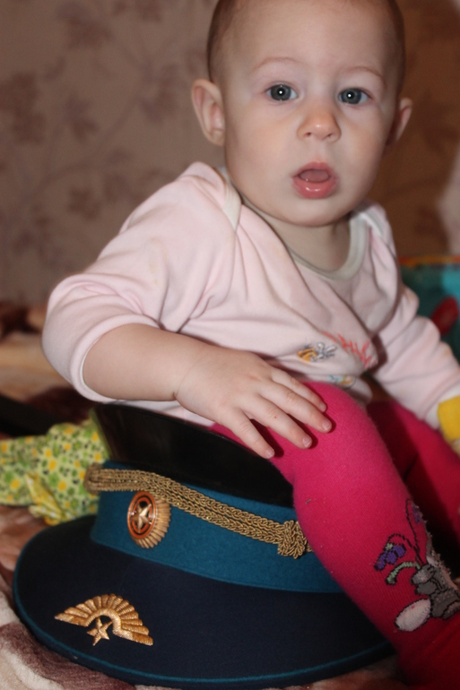 Начала ходить вдоль опоры,тянет ручки к поим рукам))