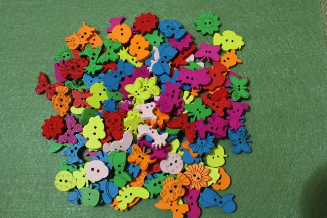 В наличии и под заказ ткани, пуговки, стразы, бисер, ленты, фетр, наборы для начинающих.