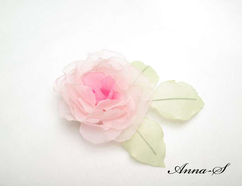 Брошь-зажим " Нежная роза "