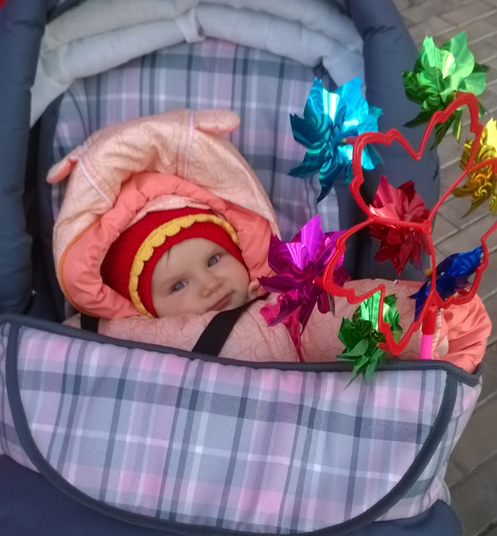 Нам 6 с половинкой месяцев) И немного фото..