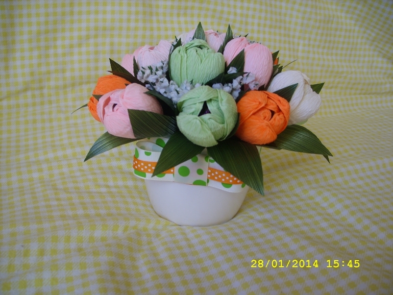 Ручной, горшочек и валентинка в корзинке.