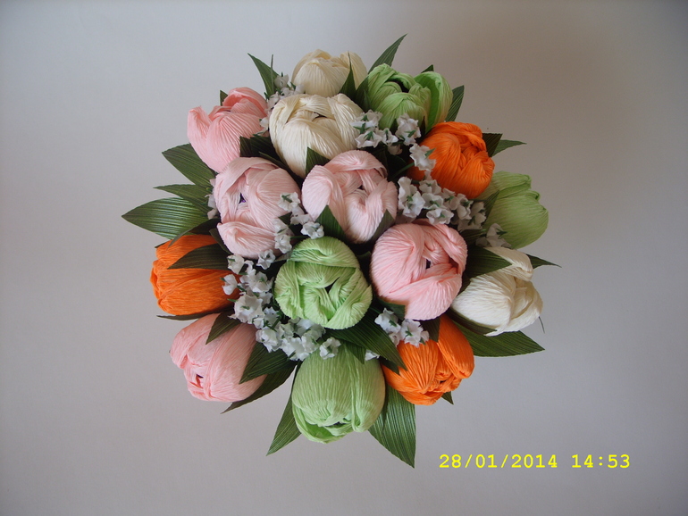 Ручной, горшочек и валентинка в корзинке.