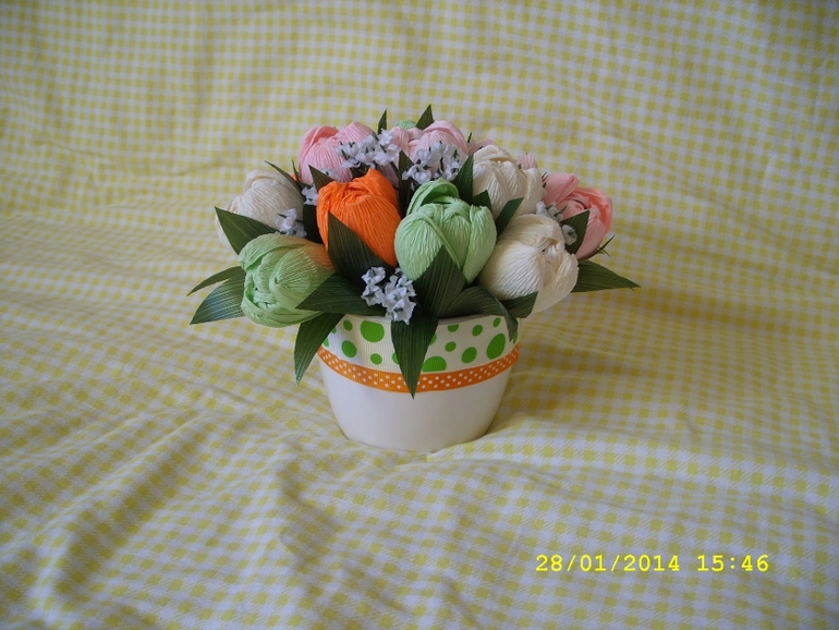 Ручной, горшочек и валентинка в корзинке.