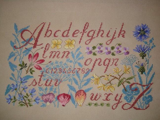 Мы шили- шили и дошили! А теперь показываем: вышитые алфавиты!