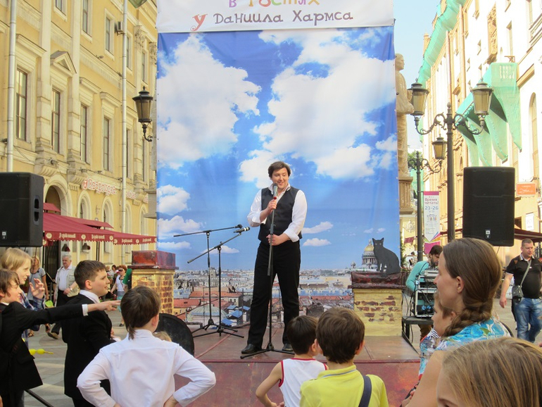 Книжный салон. День первый: улица Хармса.