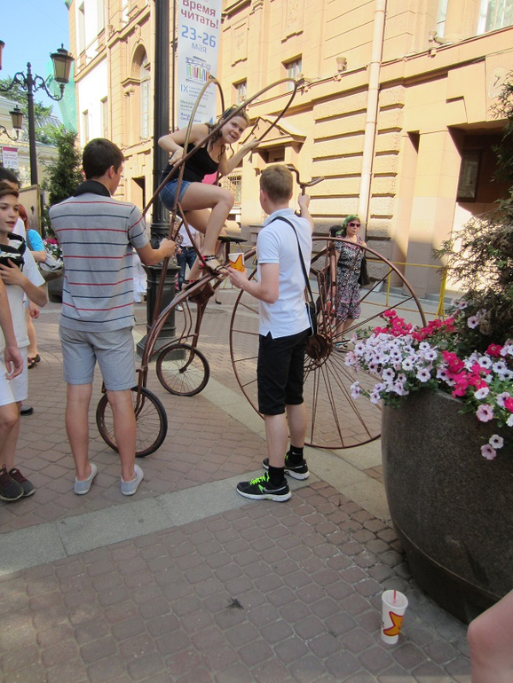 Книжный салон. День первый: улица Хармса.