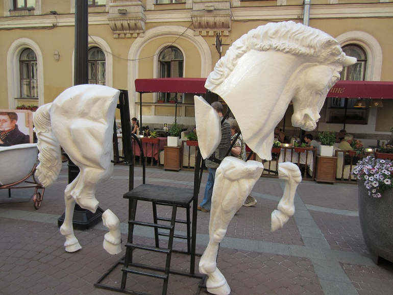 Книжный салон. День первый: улица Хармса.
