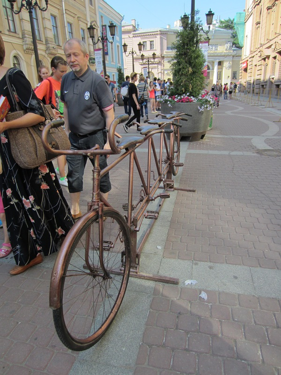 Книжный салон. День первый: улица Хармса.