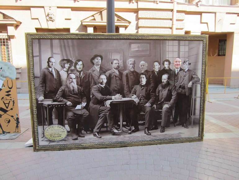 Книжный салон. День первый: улица Хармса.