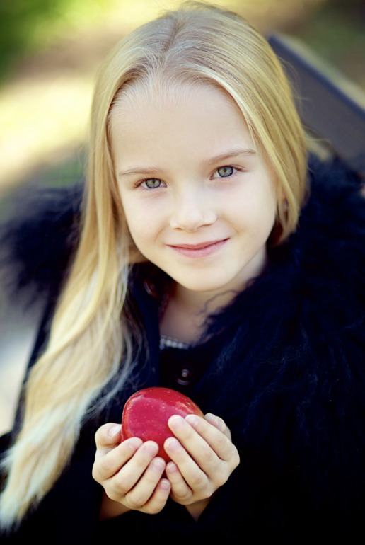 Еще не много осенних фоточек с маленькими куколками))