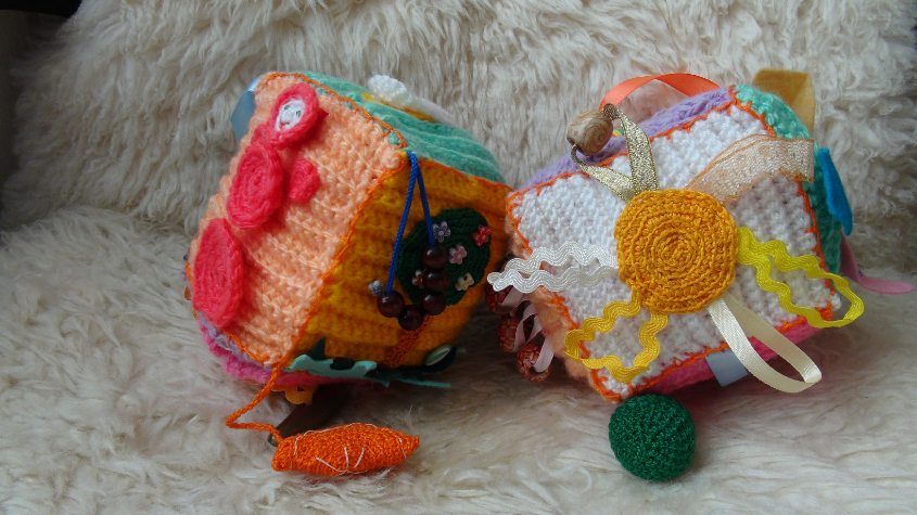 Вязанные развивающие кубики